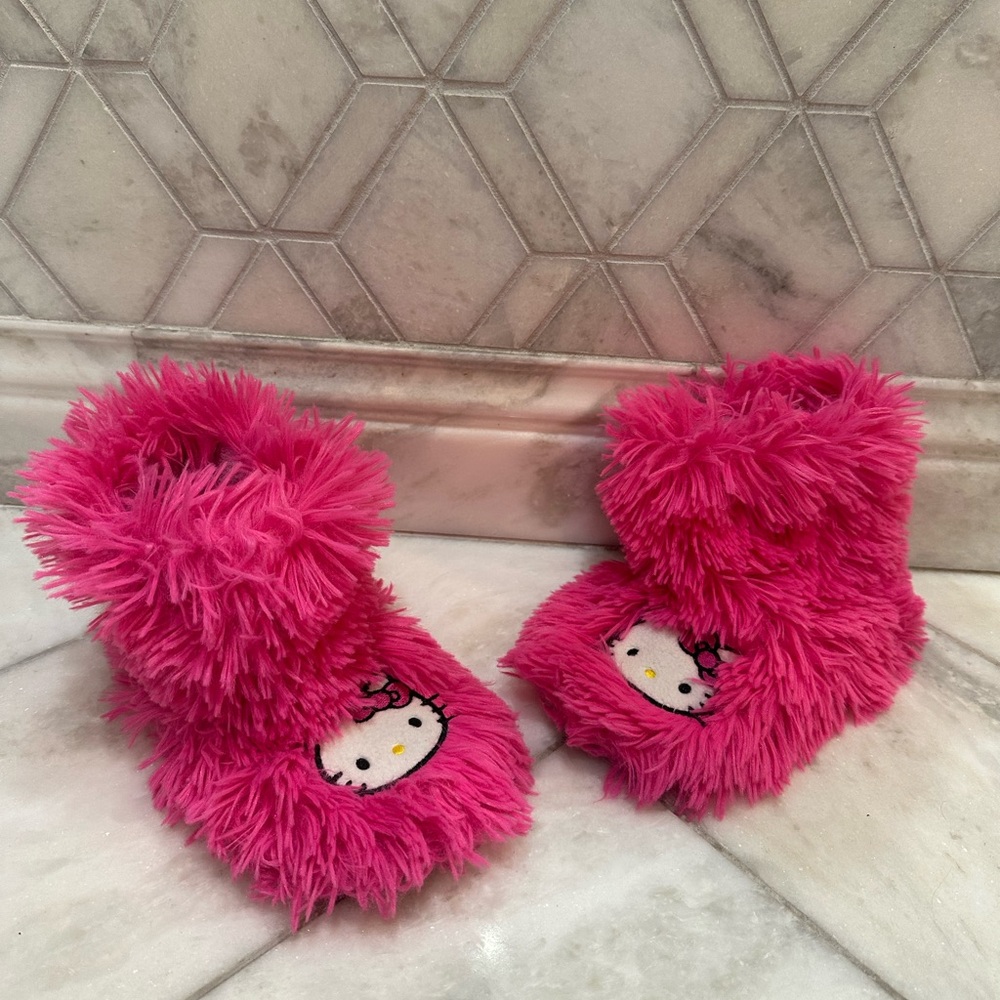 Size 11 / 12 Girls Pink Hello Kitty Slippers